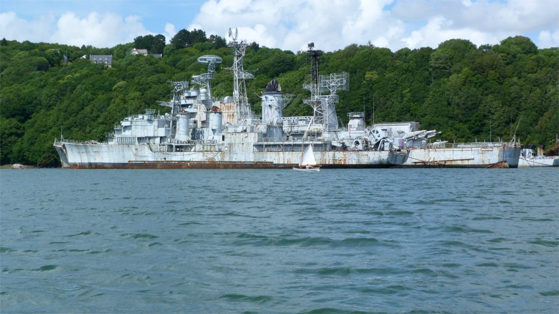 "La Marie-Pupuce" n'h&eacute;site pas &agrave; cotoyer beaucoup plus gros qu'elle au "Cimeti&egrave;re des Navires"... 