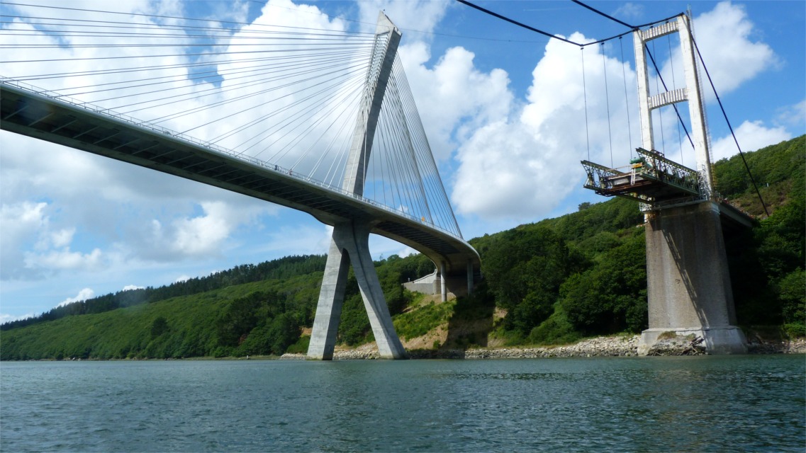 La comparaison des deux ponts montre les progr&egrave;s accomplis en mati&egrave;re de dessin, et donc de calcul de structure. 