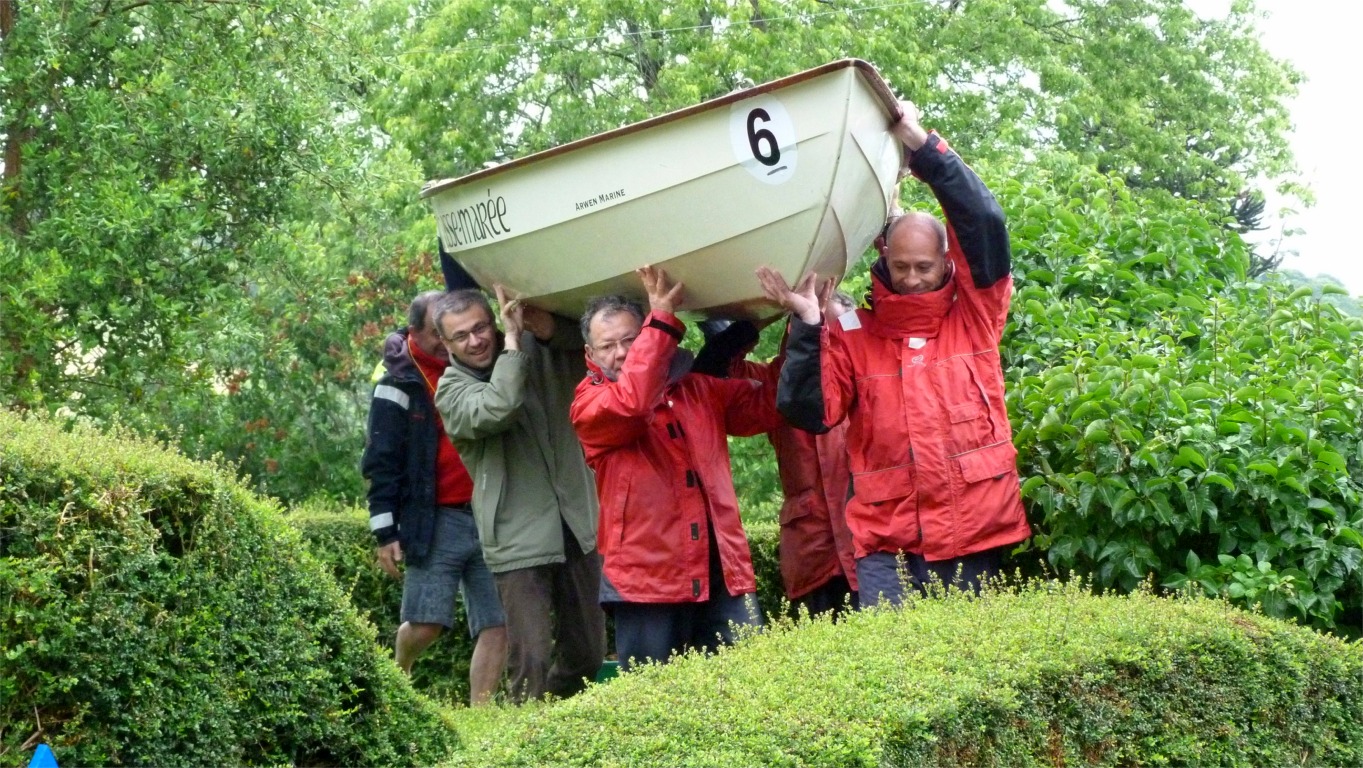 Cette journéee de samedi s'ouvre avec des averses violentes, ce qui explique l'abondance de cirés et l'air mouillé de certains scalps. Mais heureusement, après ces purges, le ciel restera sec jusqu'à 20h, puis le déluge recommencera... Deux des Skerry avaient été rangés pour la nuit dans un jardin assez peu accessible pour les remorques, et ils sont donc sortis en procession. Voici tout d'abord "Chasse-Marée". 