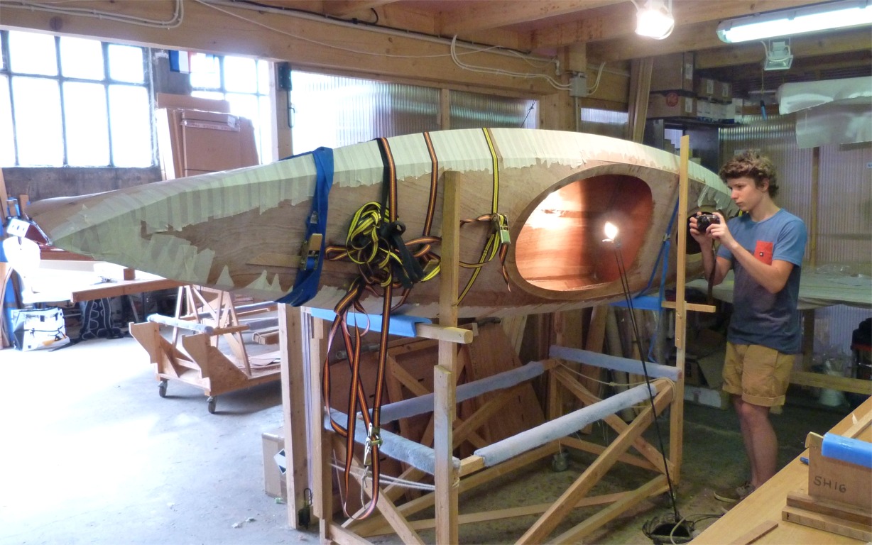 Apr&egrave;s le d&eacute;jeuner, nous posons le Wood Duck &agrave; hauteur de travail et sur la tranche pour attaquer la r&eacute;alisation du joint du livet. Nous allons en effet devoir passer la t&ecirc;te et un bras par l'ouverture du cockpit (facile) et par la trappe arri&egrave;re (nettement moins facile) pour faire ce joint. 