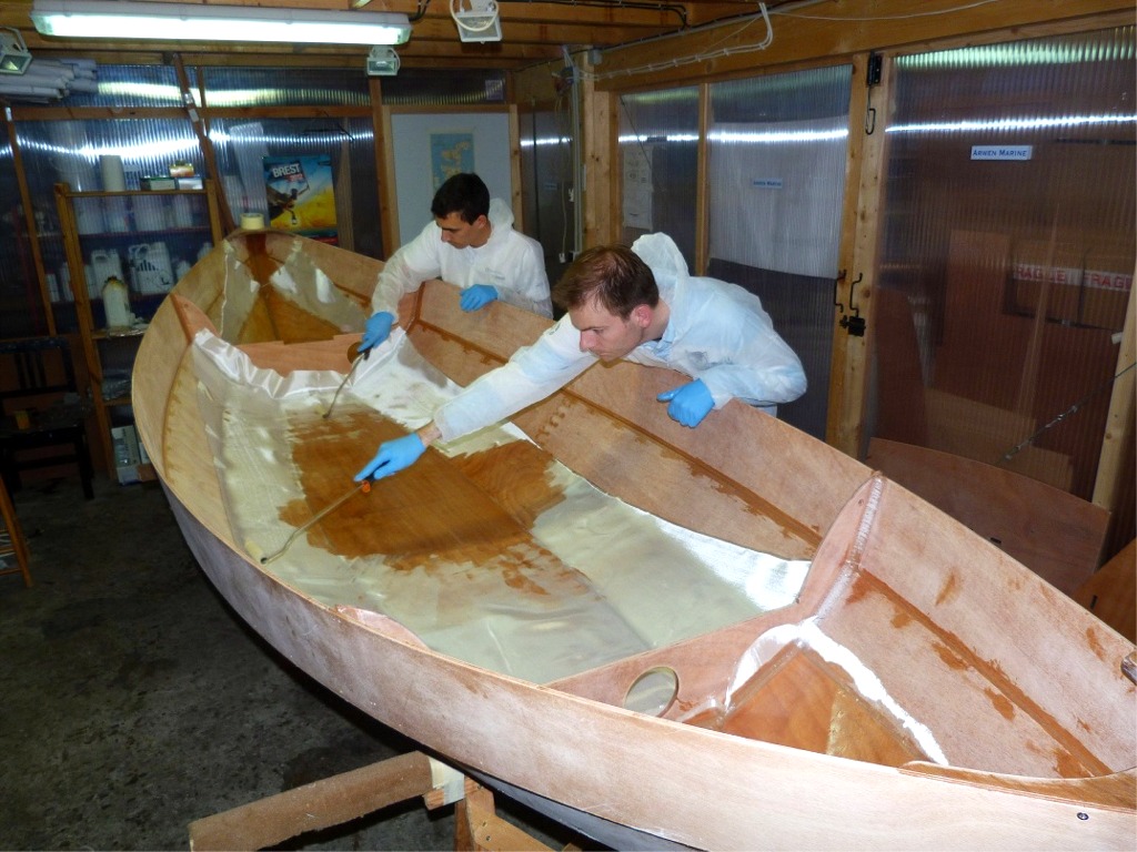 Nous avons remis la coque &agrave; l'endroit et fait tous les joints int&eacute;rieurs et bouch&eacute; les trous des sutures sur la surface int&eacute;rieure. Nous enchainons avec la stratification : un tissu de verre est li&eacute; &agrave; la surface du contreplaqu&eacute; en le saturant de r&eacute;sine &eacute;poxy &agrave; l'aide de rouleaux. 