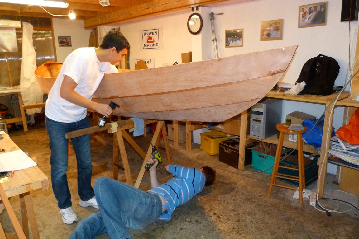 Le lendemain, jour 3, Cédric fait la sieste sous le Skerry perce les trous des vis du pied de mât et du puits de dérive par l'extérieur de la coque, guidé par Thibault. 