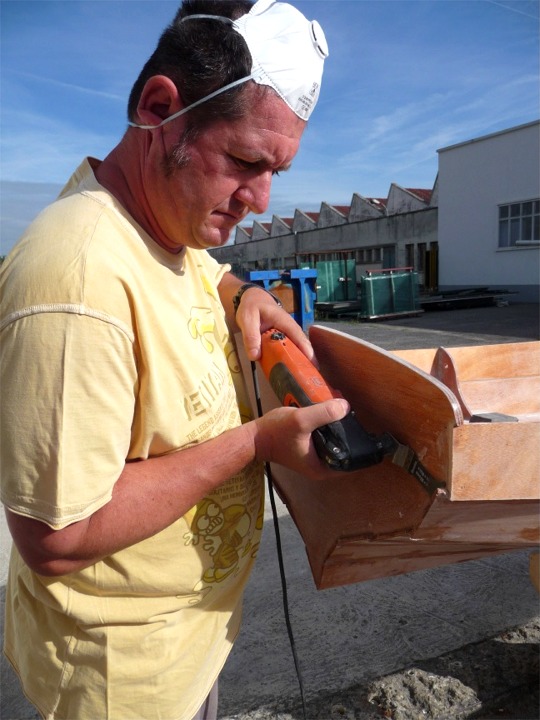 Emmanuel utilise la petite scie affleurante pour couper les extrémités des bordés au ras du tableau arrière. 