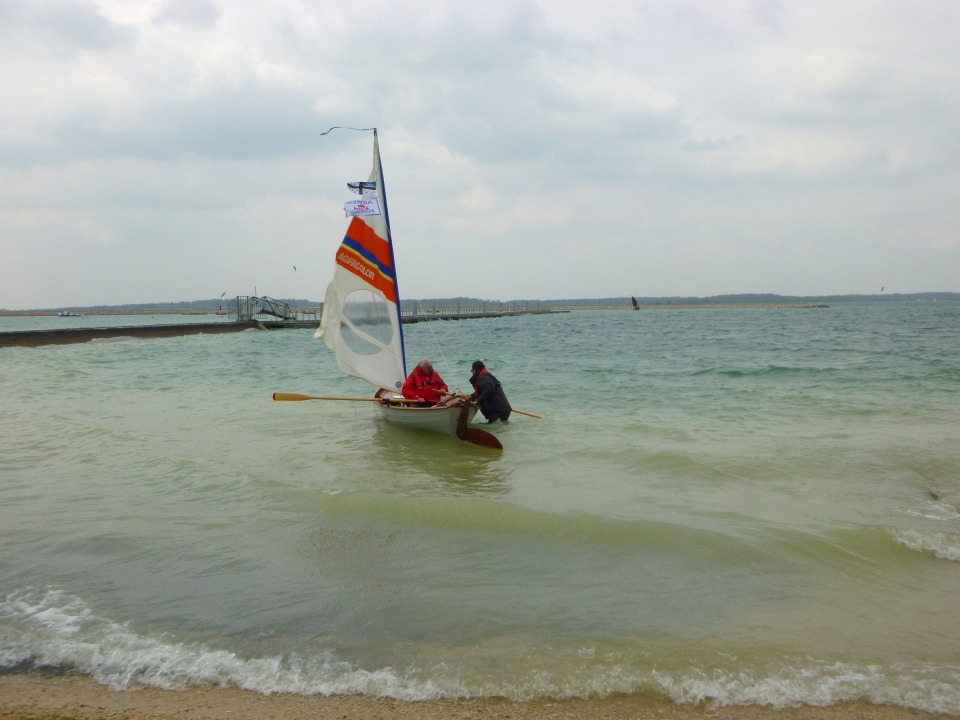 Démarrage un peu difficile d'Olivier et Jean-Luc sur le Doris 17 "Paprika" car le vent rabat sur la digue à gauche. 