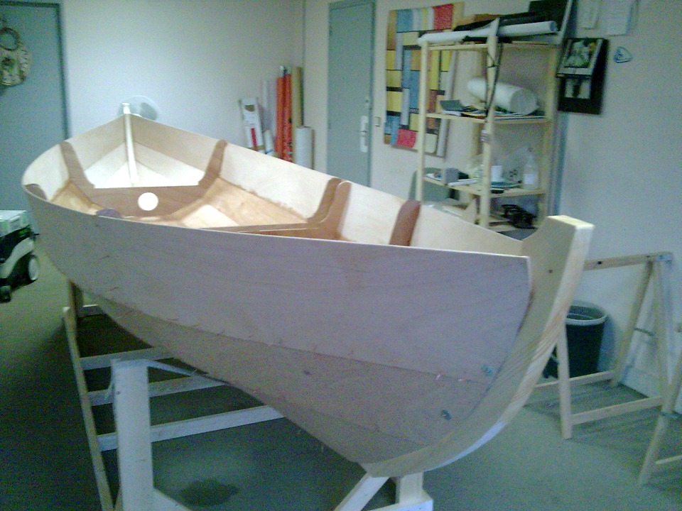 Cette fois encore, je donne la parole à Ludo, qui mène rondement la construction de son Skerry sur plans, en faisant quelques petites modifications. Ludo a notamment inséré une pièce d'étrave et une d'étambot, au lieu de "coudre" ensemble les extrémités des bordés. 