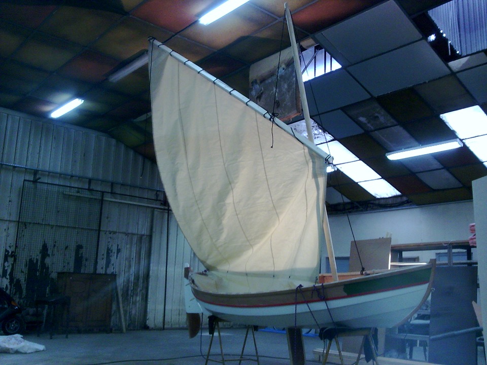 Voici un autre Skerry familier, celui de Ludo. Ludo a acheté une superbe voile au tiers en Dacron crème. Sur cette image, il a pris un ris pour voir la surface restante. 