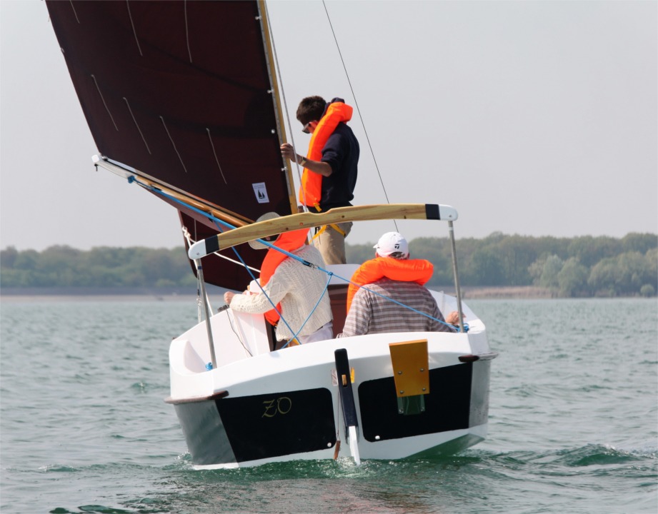 Bruno a réduit la hauteur du portique qui reçoit le mât et la grand-voile : il n'y a rien besoin de démonter pour transporter ou ranger le PocketShip, on utilise la drisse de foc pour mâter ou démâter, grâce aux hautes jumelles de mât. 