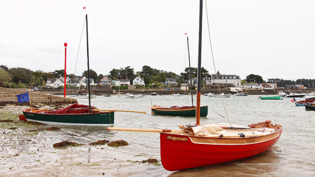 Les bateaux échouent sur la grève de Larmor Baden pendant le déjeuner. 