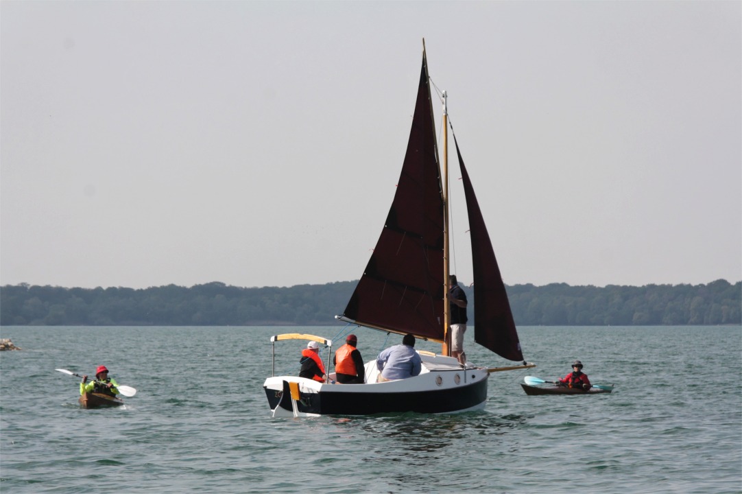 La stabilité et l'inertie du PocketShip sont suffisantes pour que je puisse me tenir debout sur la micro-plage avant. 