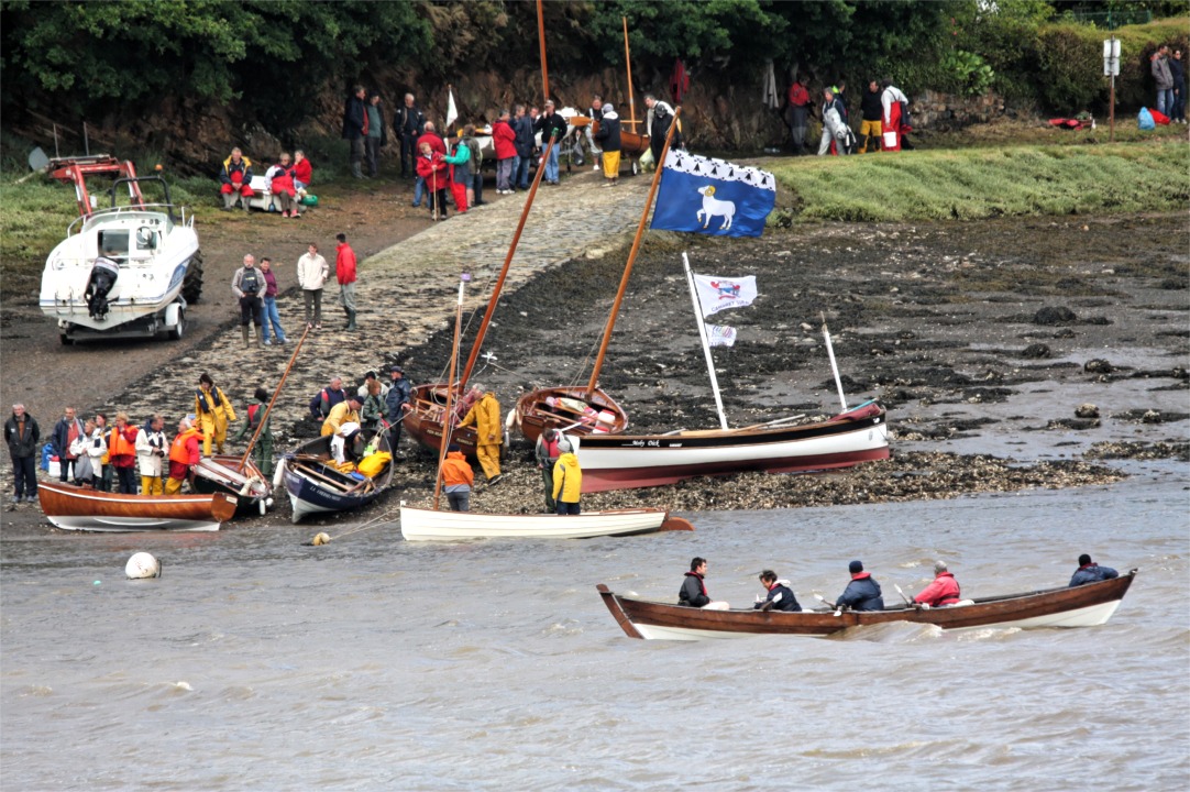 Cette vue de la cale d'en face montre que les bateaux prennent le d&eacute;part un peu au hasard des mises &agrave; l'eau, car le vent est si fort (en plus du courant de flot d'une mar&eacute;e de 85) qu'il est presque impossible d'attendre le d&eacute;part sans prendre un mouillage. 
