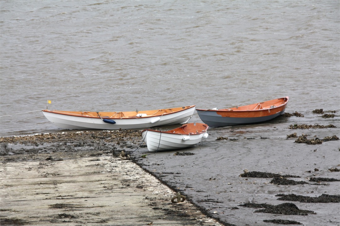 Mise &agrave; l'eau &agrave; la cale du Passage. La Yole de Chester de Pierre se joint aux deux Skerry. La cale du Passage a &eacute;t&eacute; sp&eacute;cialement nettoy&eacute;e pour nous et elle brille de tous ses feux (enfin, elle est nette d'algues et d'huitres vagabondes, ce qui est encore mieux !) 