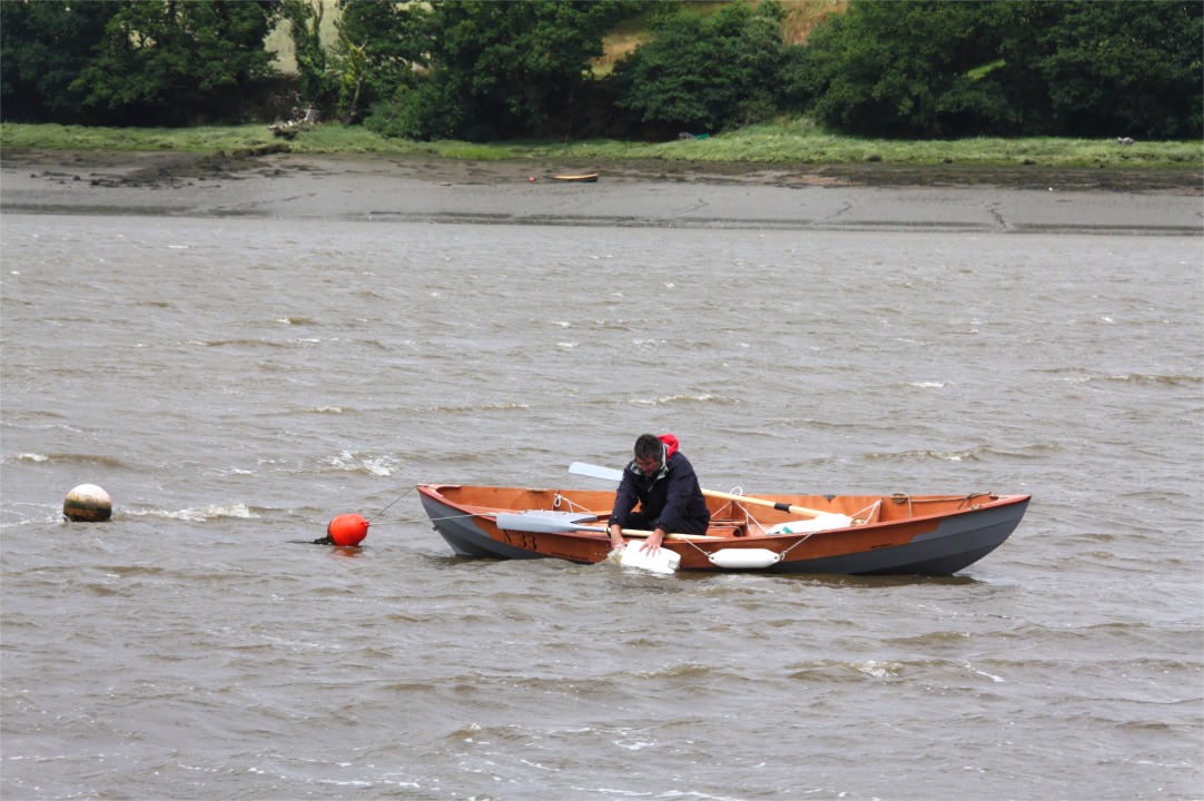 J'ai aussi pris un coffre (par l'arri&egrave;re, par facilit&eacute; - il est parfois pratique d'avoir un bateau quasi amphidrome) afin de remplir mes bidons de ballast liquide (deux fois 20 litres). Leur fonction est de donner un peu d'inertie &agrave; la coque du Skerry qui ne p&egrave;se que 45 kg, et de la rendre ainsi un peu plus flegmatique. 