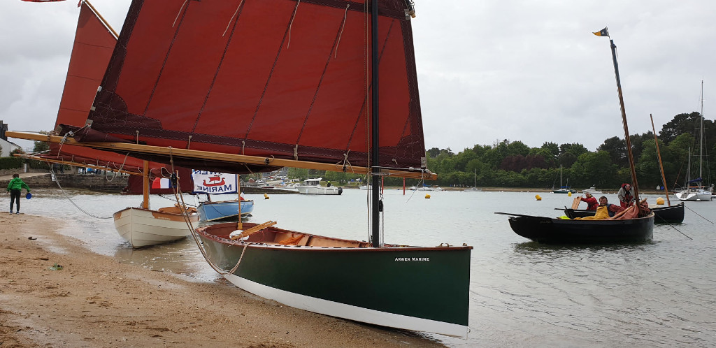 Comme à l'habitude, nous échouons nos bateaux légers tandis que Roger mouille en pleine eau. 