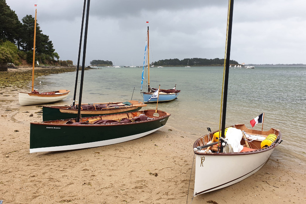 Tout a une fin : nous avons échoué les bateaux sur la plage du port d'Arradon pour aller chercher les remorques et les remonter... 