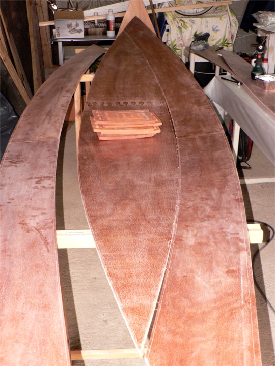 Les trois photos suivantes me sont envoy&eacute;es par Richard, qui construit un Skerry &agrave; Castetner, pr&egrave;s d'Orthez, le second Skerry des Pyr&eacute;n&eacute;es Atlantiques. Ici, Richard utilise quelques tuiles pour cinter la sole, pos&eacute;e sur deux tr&eacute;teaux entre les galbords, dont on voit que celui de droite est d&eacute;j&agrave; sutur&eacute;. 