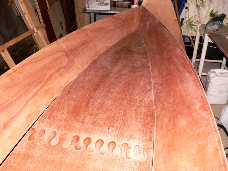 Gros plan sur le joint-puzzle, qui remplace le scarf pour joindre les deux &eacute;l&eacute;ments de la sole. On voit que Richard a impr&eacute;gn&eacute; les panneaux &agrave; l'&eacute;poxy, puis les a ponc&eacute;s avant de commencer la construction. 