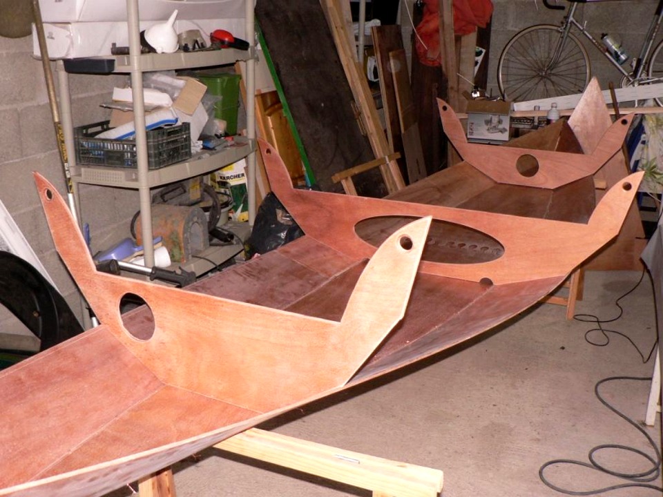 Les deux galbords sont maintenant sutur&eacute;s, et Richard a &eacute;galement cousu en place les membrures qui vont donner sa forme &agrave; la coque. 