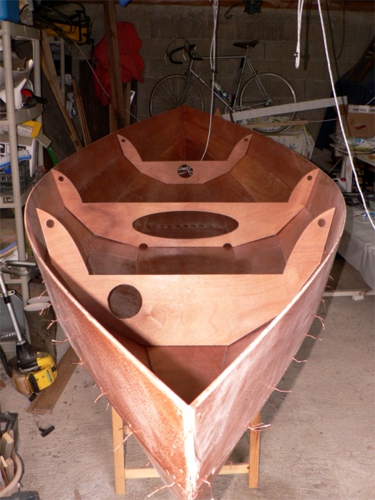 Travail impeccable, rien &agrave; dire. A ce stade, Richard n'a encore rien coll&eacute;, la coque ne tient ensemble que gr&acirc;ce aux sutures en fil de cuivre, et il pourrait tout d&eacute;monter afin de remettre son kit dans la boite (sauf pour les scarfs des bord&eacute;s et le joint-puzzle de la sole). 