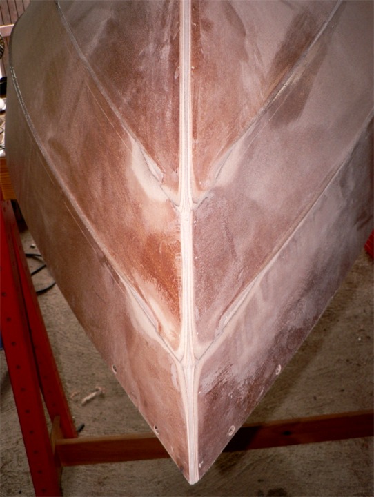 Richard n'est pas tr&egrave;s satisfait de son travail sur l'&eacute;trave et l'&eacute;tambot, mais je trouve au contraire qu'il s'est manifestement donn&eacute; du mal pour obtenir une surface bien lisse de part et d'autre des extr&eacute;mit&eacute;s de son Skerry. 