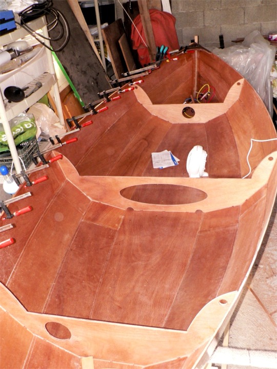 Richard nous envoie des photos de son "Skerry du Béarn". Il a amélioré son kit : il a feuilluré les 2 plis intérieurs des listons pour cacher la tranche du contreplaqué en haut du carreau.