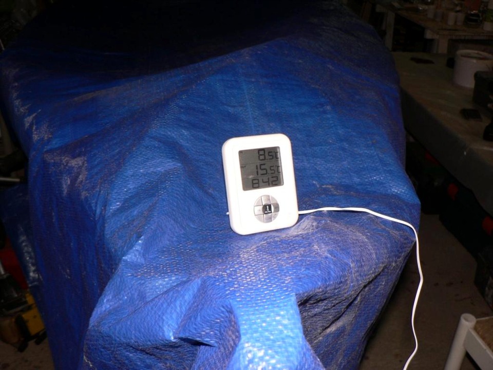 Richard nous écrit : « Pour assurer un collage à bonne température, je me suis mis au "collage à température contrôlée" !!! Avec mon radiateur soufflant et une bâche, en contrôlant à l'aide d'un thermomètre électronique, je maintiens entre