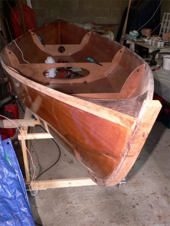 Richard nous écrit encore : « Je suis assez content du résultat esthétique ! Là, je viens de fixer le 3ème pli, bientôt j'aurai une idée définitive du résultat... ! Le plus compliqué étant les raccords liston/fausse étrave et liston/faux étambot. »