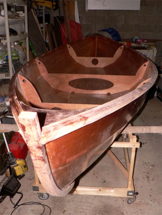 Richard nous envoie deux nouvelles photos de son Skerry, qu'il a modifié en lui ajoutant une fausse-étrave et un faux-étambot. Peu de changement par rapport aux dernières, sinon que le dernier pli du liston est collé. Richard écrit : « Ça commence à ressembler à un bateau" !! » Je me suis alarmé quand j'ai lu la suite : « Ce week-end, malgré le temps incertain, je fais le pont ! » Diantre, un Skerry ponté !!! En fait Richard parlait du pont du 11 novembre... 