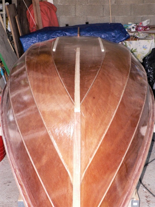 Et voilà ! L'intérêt de ces fausses quilles est de protéger (un peu) la coque des frictions avec le sol : la peinture du fond durera ainsi plus longtemps. 