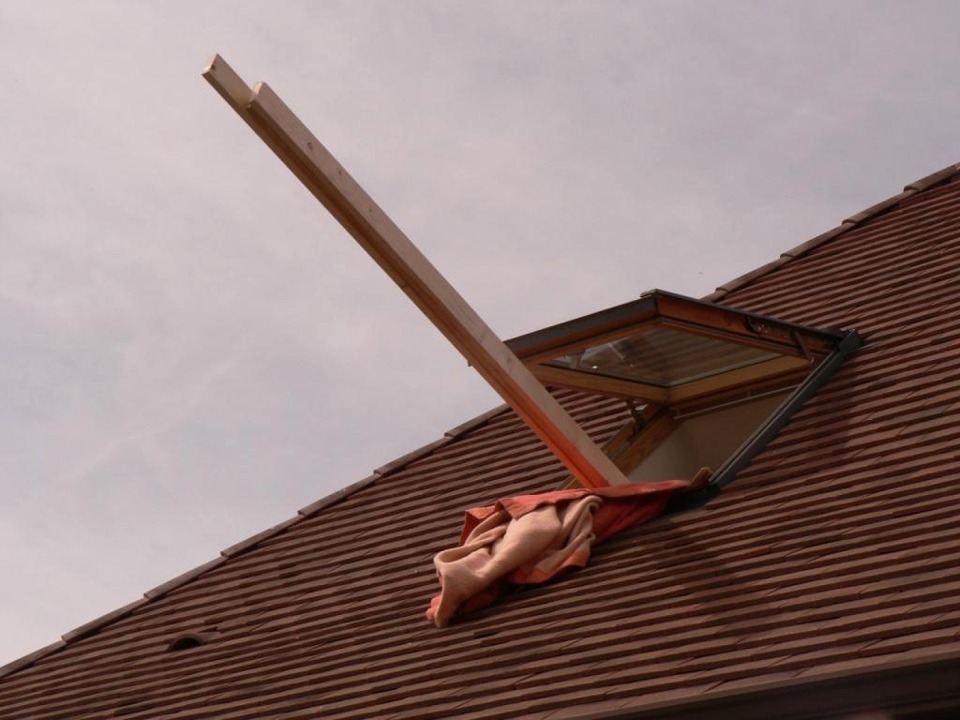 Richard avait dégrossi des lattes pour construire son mât et les avait montées au grenier pour faire les collages des scarfs à l'époxy (car il n'avait pas trouvé de pin sans noeuds en longueur suffisante) quand il faisait trop froid pour coller à l'atelier. Evidemment, après collage ça ne passait plus par l'escalier... 