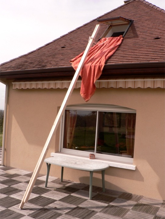 Richard nous envoie cette image dont on pourrait croire qu'elle représente l'évasion réussie d'une princesse privée de sortie par une méchante marâtre (il va falloir que je lève le pied sur les contes de fée...) En fait c'est quand Richard a sorti du grenier les éléments du mât de son Skerry, dont ceux qui lisent tous mes commentaires sous les images savent qu'il sera gréé au tiers, avec un encornat sur sa bôme ! Les autres peuvent remonter à la photo 9. 