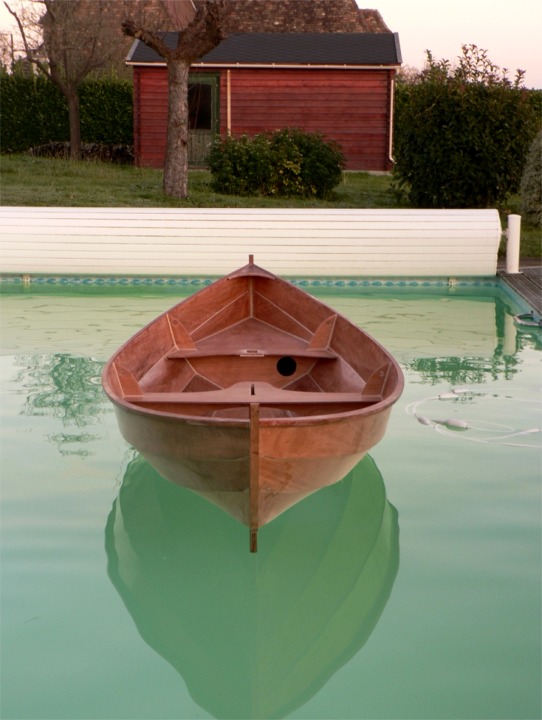 Richard nous envoie trois images de son Skerry.Richard procède ici aux essais de flottabilité de son bateau. Cette phase est facultative, mais si vous avez accès à une piscine, il serait dommage de vous priver de ce plaisir ! 