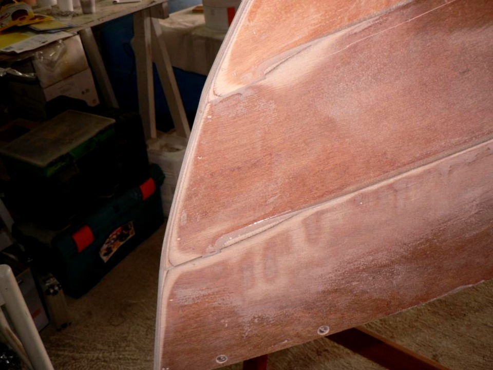 Le "cran" des clins ne d&eacute;marre qu'&agrave; une dizaine de centim&egrave;tres de la ligne de l'&eacute;tambot, et cette image montre bien le pon&ccedil;age r&eacute;alis&eacute; par Richard pour que ses bord&eacute;s soient bien &agrave; franc-bord sur l'&eacute;tambot. 
