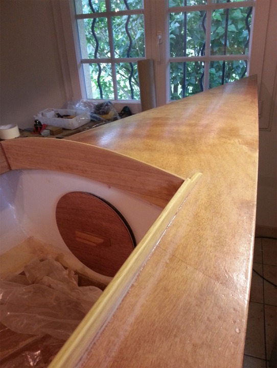 Et il a habill&eacute; les trappes en plastique de ces jolis couvercles &agrave; poign&eacute;e. Magnifique construction, que l'on a h&acirc;te de voir sur l'eau! 