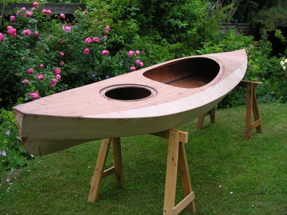 Autre vue de la coque du Wood Duck 12 pr&ecirc;te &agrave; poncer. L'avant du kayak est ouvert jusqu'&agrave; l'arri&egrave;re du cockpit et on peut y loger un "boudin" gonflable pour augmenter la s&eacute;curit&eacute;. Lla partie arri&egrave;re est s&eacute;par&eacute;e du cockpit par une cloison &eacute;tanche et accessible par le panneau de pont visible ici.