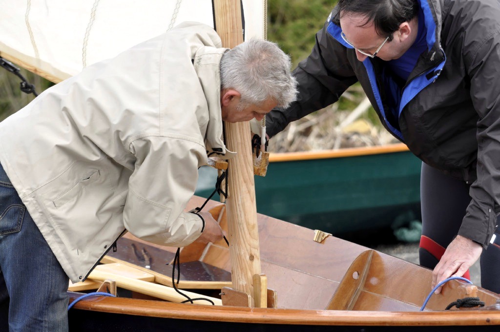 Le Doris 17 "Aldies II". Martial termine de gréer la misaine au tiers, aidé de Jean-Luc. Un problème de calage du pied de mât empêchera malheureu-sement Martial de tester son bateau sous voile. 