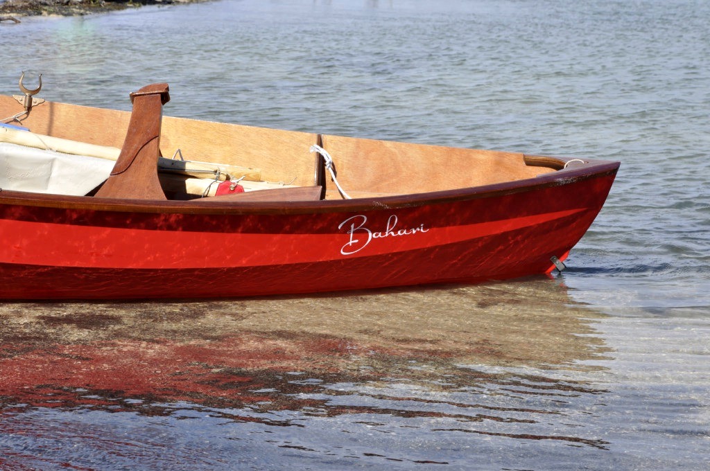 Le joli lettrage du Skerry "Bahari" sur la cale avant le départ. 