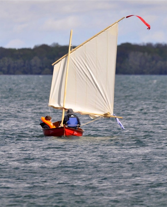 Et ça y est, "Bahari" est en route. Comme déjà mentinné sur une photo de Ronan Coquil, sa voile fait un pli entre le point d'écoute et le point de drisse car la fixation du guindant sur la vergue est trop lâche par rapport au transfilage. 