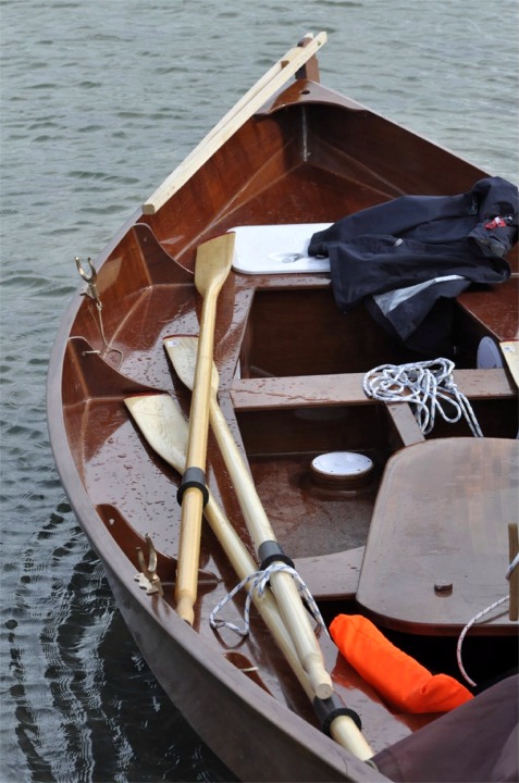 Vue de l'intérieur de "Gandalf" entre deux sorties. La dérive mixte (sabre et pivotante, avec pivot mobile) est sortie de son puits. La trappe ronde de 4 pouces en saillie donne accès au nable de remplissage-vidange du réservoir de ballast liquide tribord. J'ai déjà noté sur une autre photo que le rangement des avirons n'est pas finalisé... 