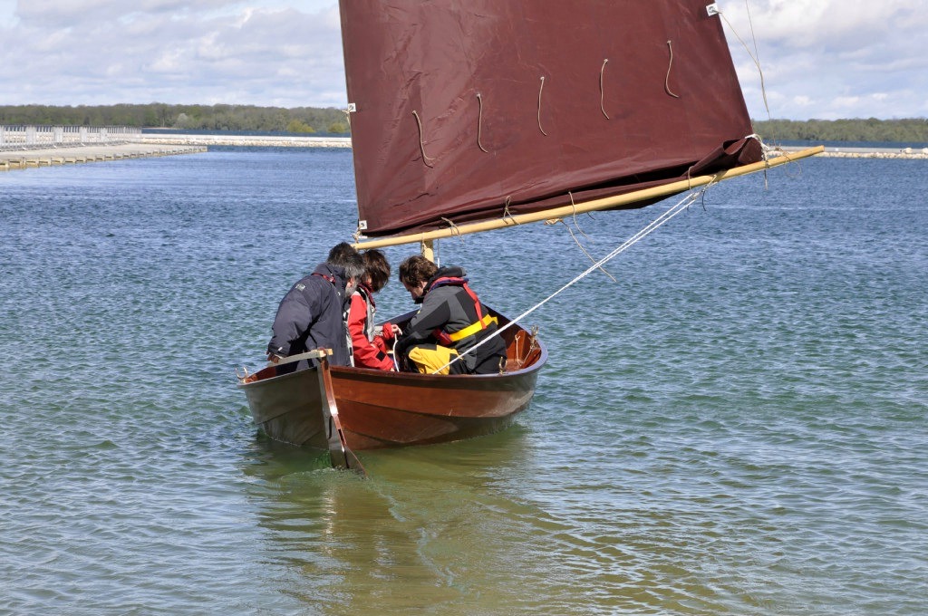 Départ sur "Gandalf" à trois, avec un ris dans la grand-voile, qui réduit sa surface de 9 m2 à 7 m2. 