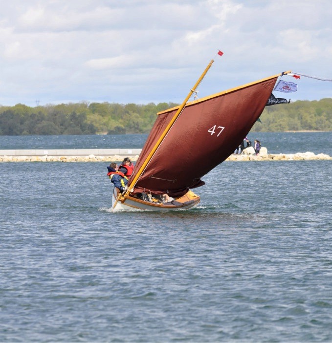 Retour de "Thema" vers la cale, à fond au près. Sa voile au tiers non bômée fait 13 m2 de surface totale, et le foc en ajouterait 4. Je suppose que la bande de ris retire 2.5 m2, et il lui reste donc autour de 10.50 m2. 