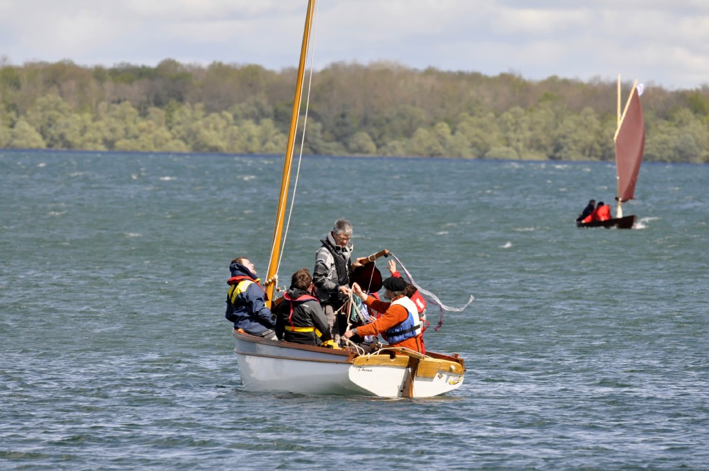 "Thema" repart avec six personnes à bord, sans que le bateau paraisse surchargé. C'est "Gandalf" que l'on aperçoit à l'arrière plan à droite. 