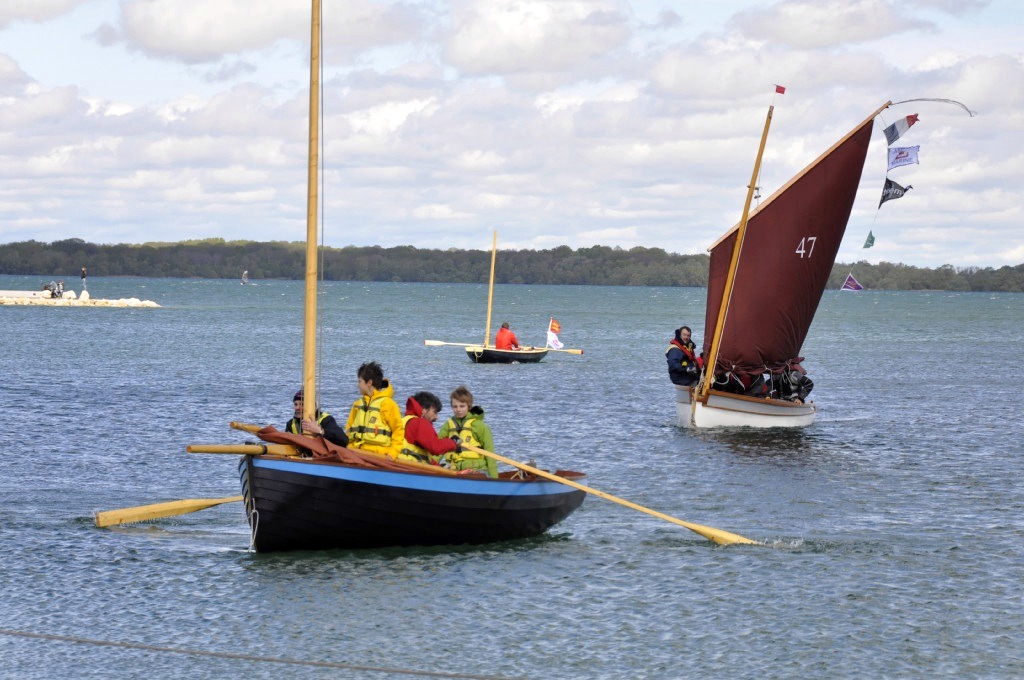 "Tournepierre" se prépare à accoster à l'aviron, suivi de "Thema" sous voile et de "Cotentin" également à l'aviron. 