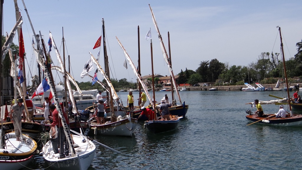 Je vous parlais dans ma pr&eacute;c&eacute;dente &eacute;dition des rassemblements voile-aviron &agrave; venir et j'oubliais celui qui ouvre la saison 2019 : le Raid ARAUR, sur le weeked de P&acirc;ques (du 20 au 22 avril) sur l'&eacute;tang de Thau, l'H&eacute;rault et le canal du midi et retour par la mer. Cette photo de l'&eacute;dition 2017 donne l'ambiance, et pas besoin d'antenne pour &ecirc;tre accept&eacute; ! 