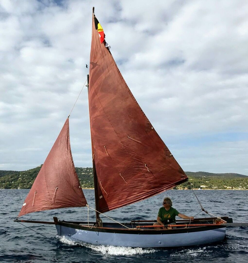 La grand-voile au tiers est &eacute;quip&eacute;e d'une longue latte forc&eacute;e en bas afin de faciliter la prise de ris et aider la voile &agrave; porter aux allures portantes. 