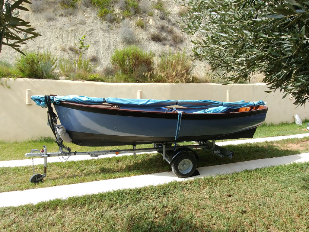 "Renardeau" est vendu avec sa remorque (CBS T4M) en tr&egrave;s bon &eacute;tat avec treuil et timon cassant. 