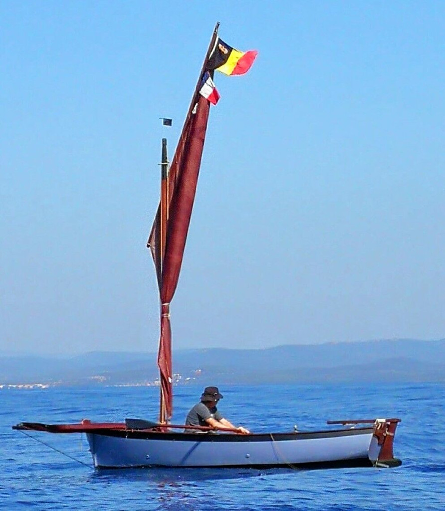 "Renardeau" se d&eacute;place facilement &agrave; l'aviron, mais on peut bien sur monter un petit moteur au tableau. 