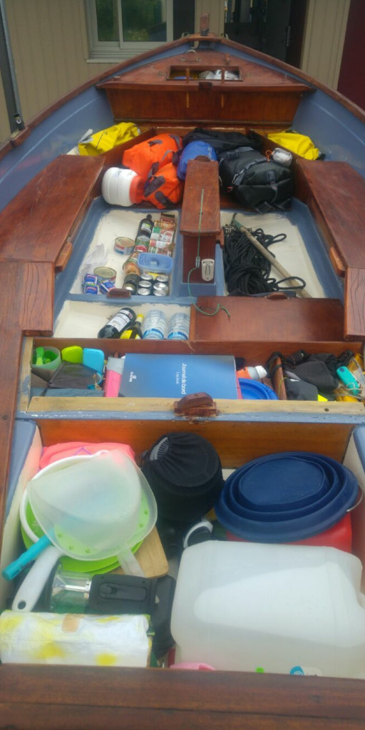 "Renardeau" est tr&egrave;s logeable : coqueron avant et arri&egrave;re, rangement sous le banc avant et sous les planchers. 