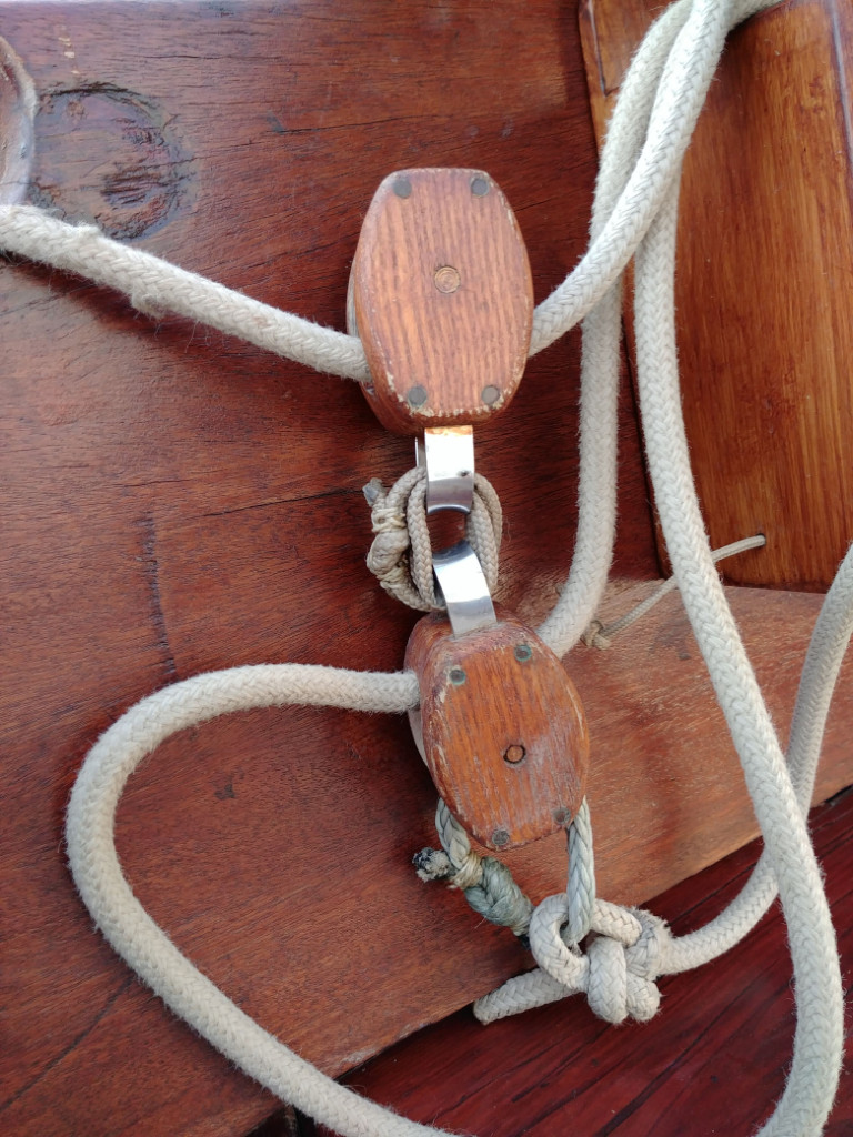 L'accastillage est dans l'esprit de l'am&eacute;nagement traditionnel de "Renardeau". 