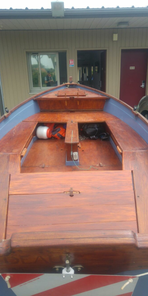 L'abondance de bois dans les am&eacute;nagements int&eacute;rieurs fait oublier le fait que la coque de "Renardeau" est en polyester-verre. 