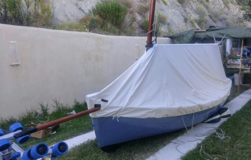 William a fait faire un taud de cabanage sur mesure en coton selon les prescription trouv&eacute;es dans le livre "The Dinghy Cruising Companion". 